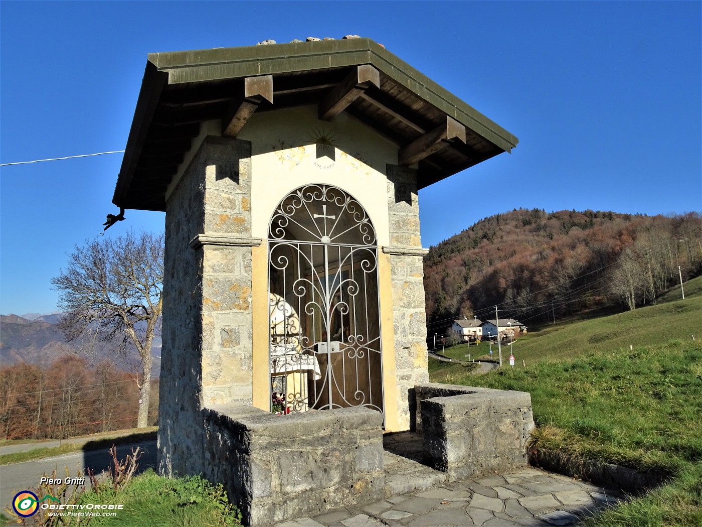 55 All'inizio di Miragolo San Marco santella Madonna del Rosario con Bambino e Santi.JPG